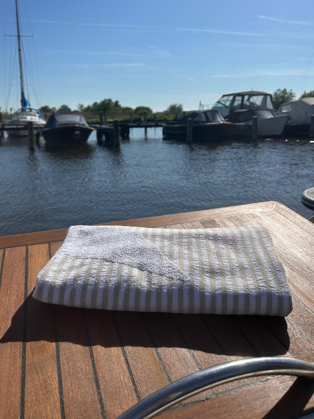 Ontdek de Loosdrechtse Plassen in een halve dag: uw korte uitstapje op deze Marinaut Gentle 710.