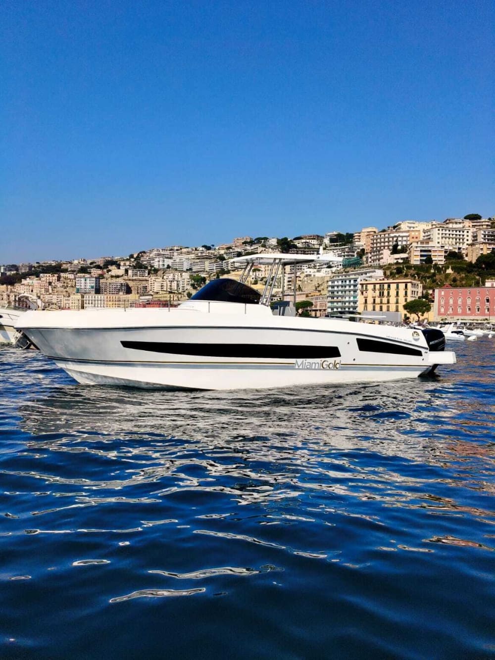 Entdecken Sie Neapel auf einer 9-stündigen Motorboottour.