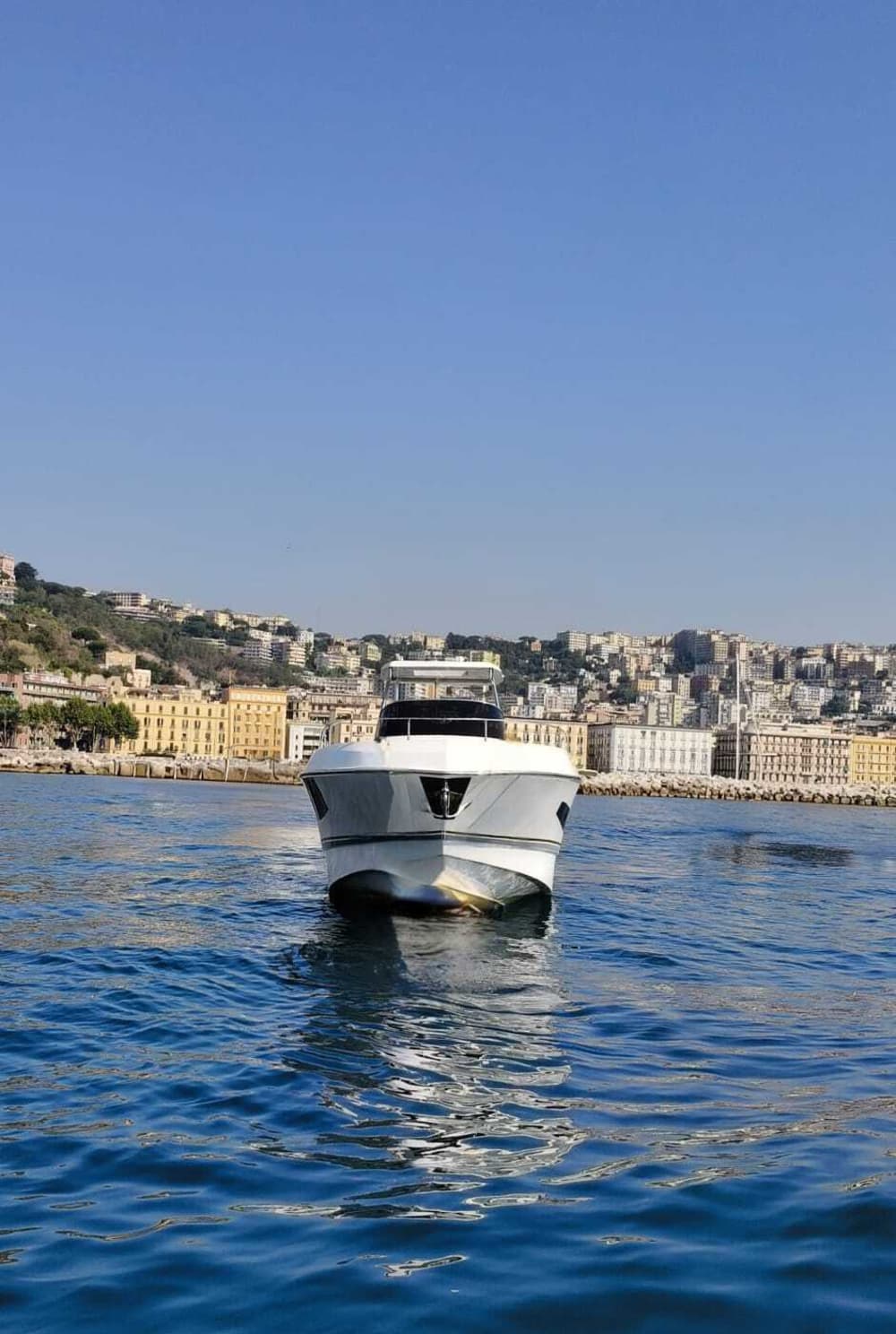 Entdecken Sie Neapel auf einer 9-stündigen Motorboottour.