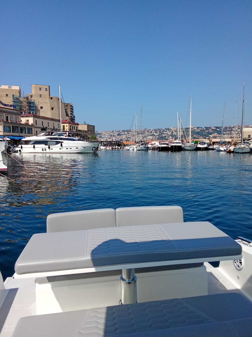 Entdecken Sie Neapel auf einer 9-stündigen Motorboottour.