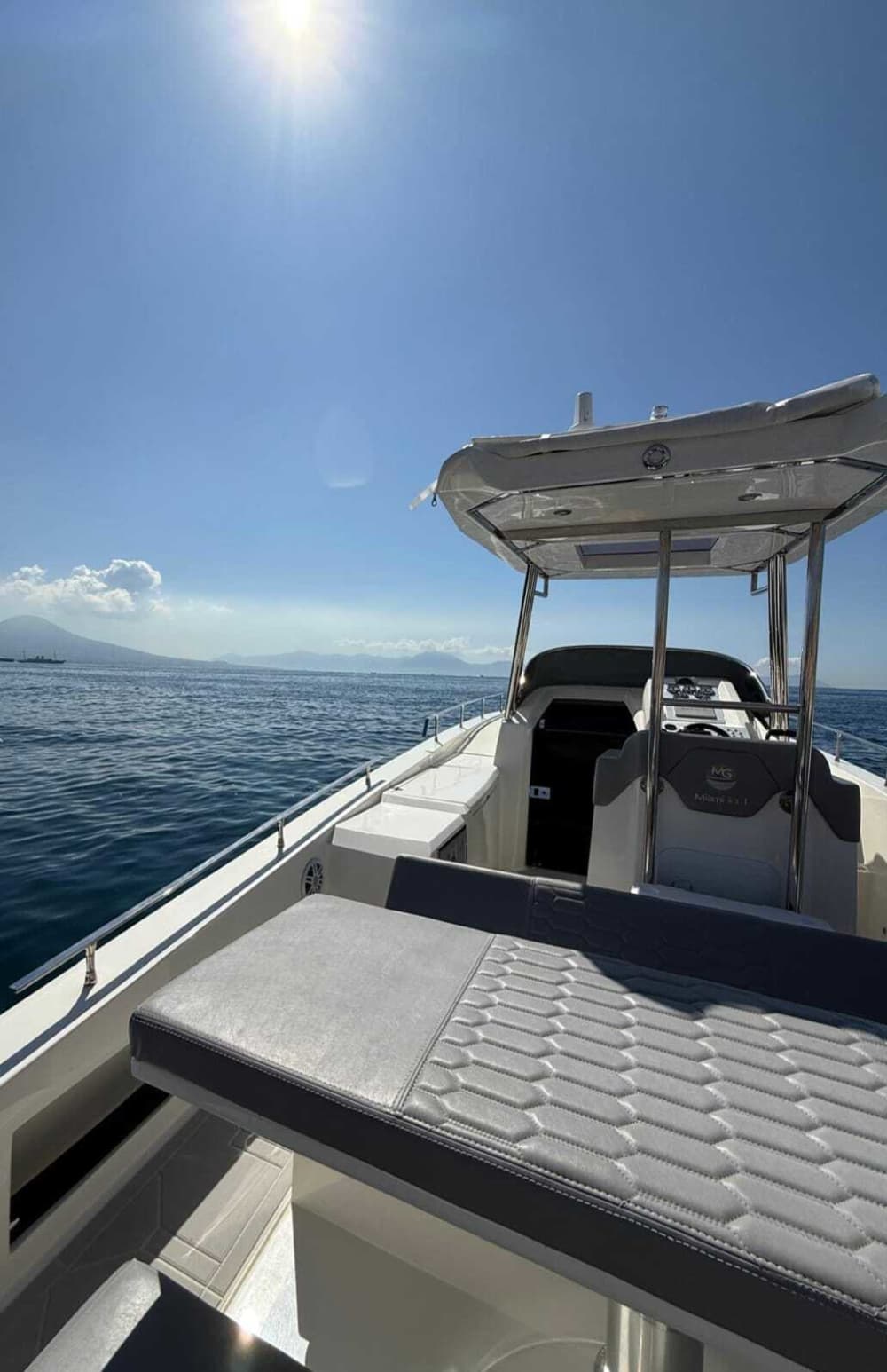 Entdecken Sie Neapel auf einer 9-stündigen Motorboottour.