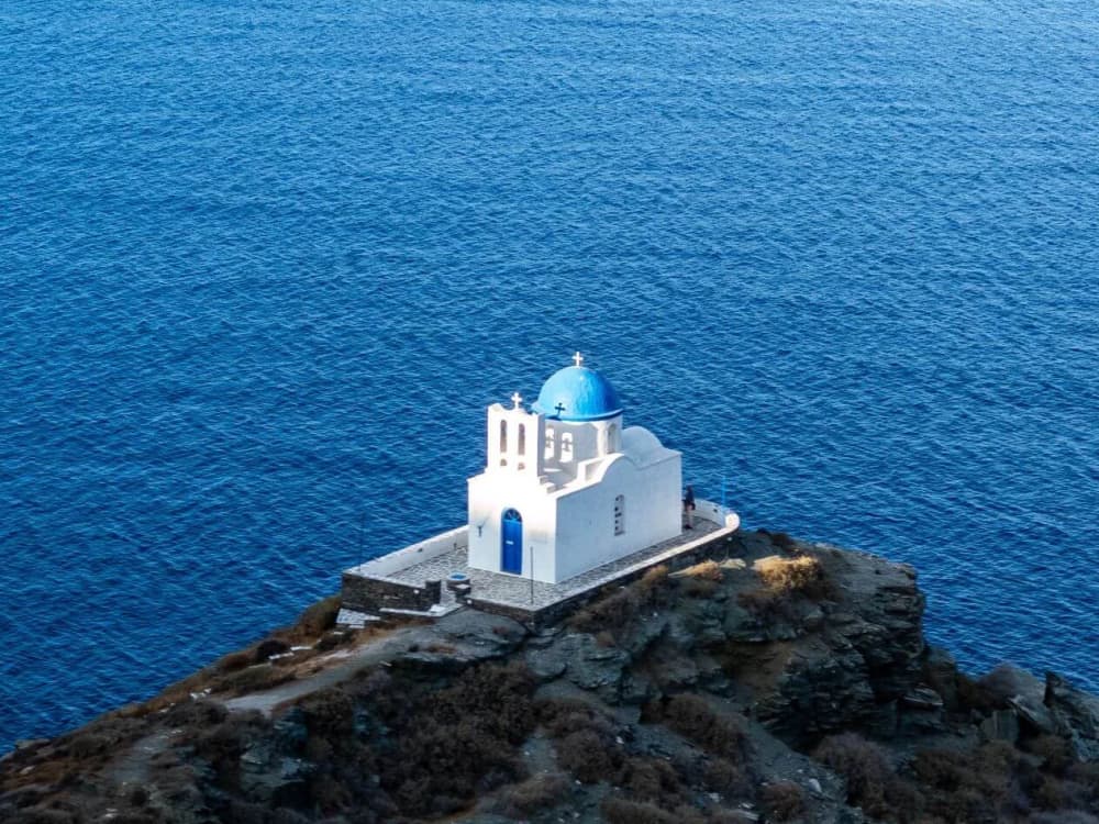 Sifnos y Despotiko | Excursión privada de día completo en yate