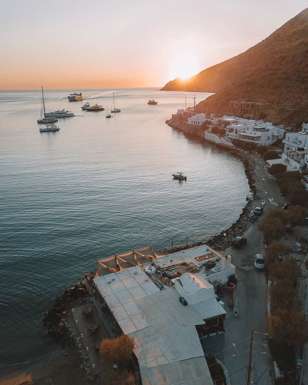 Sifnos y Despotiko | Excursión privada de día completo en yate