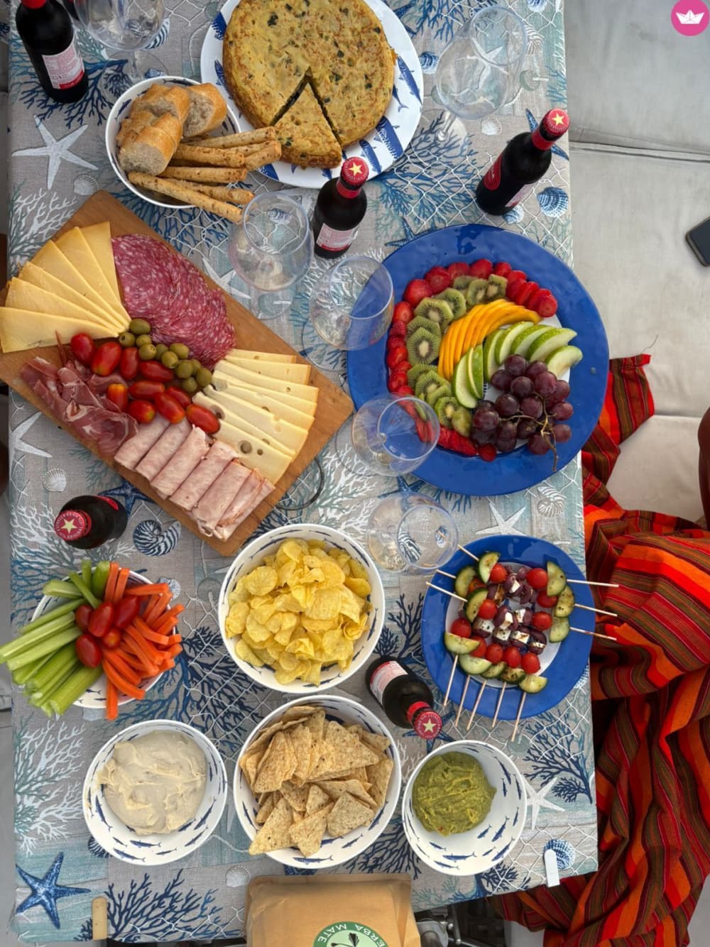 Middag, övernattning och frukost i en hemlig vik med paddelsurfing