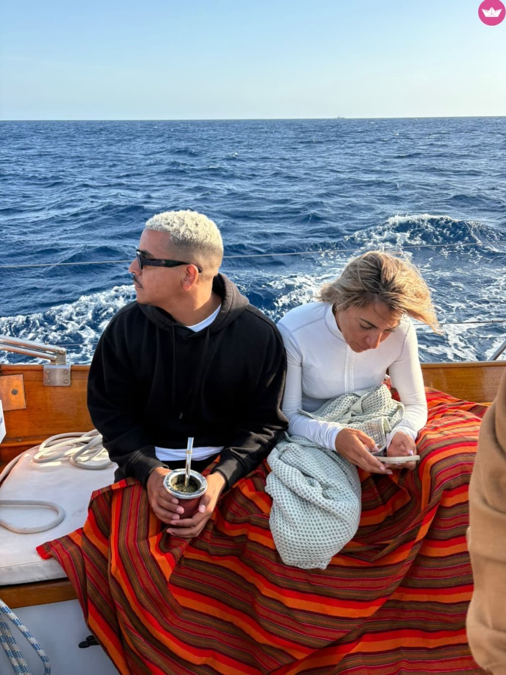 Middag, övernattning och frukost i en hemlig vik med paddelsurfing