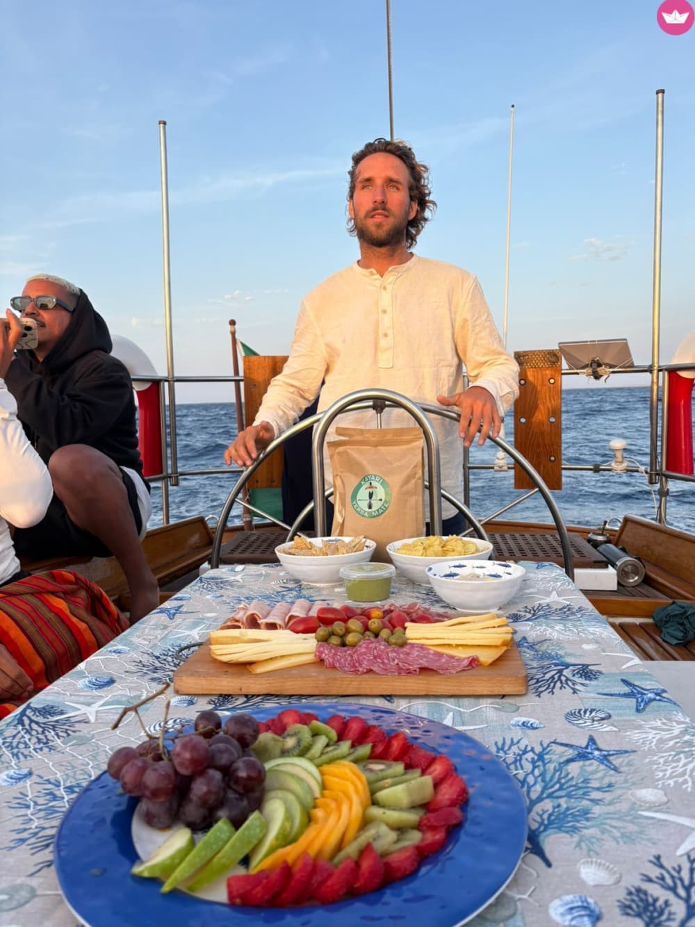 Middag, övernattning och frukost i en hemlig vik med paddelsurfing