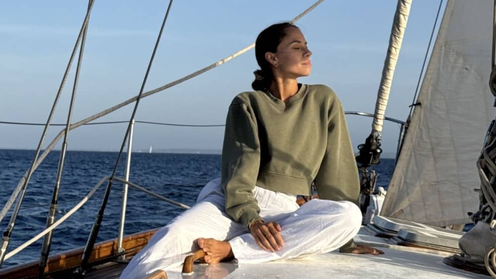 Middag, övernattning och frukost i en hemlig vik med paddelsurfing