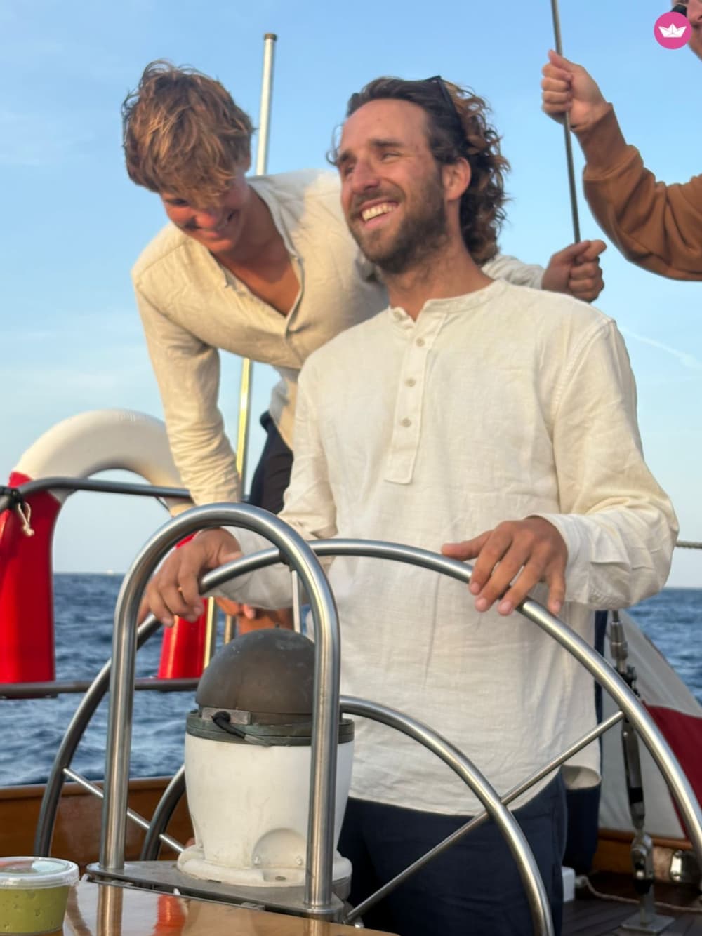 Middag, övernattning och frukost i en hemlig vik med paddelsurfing