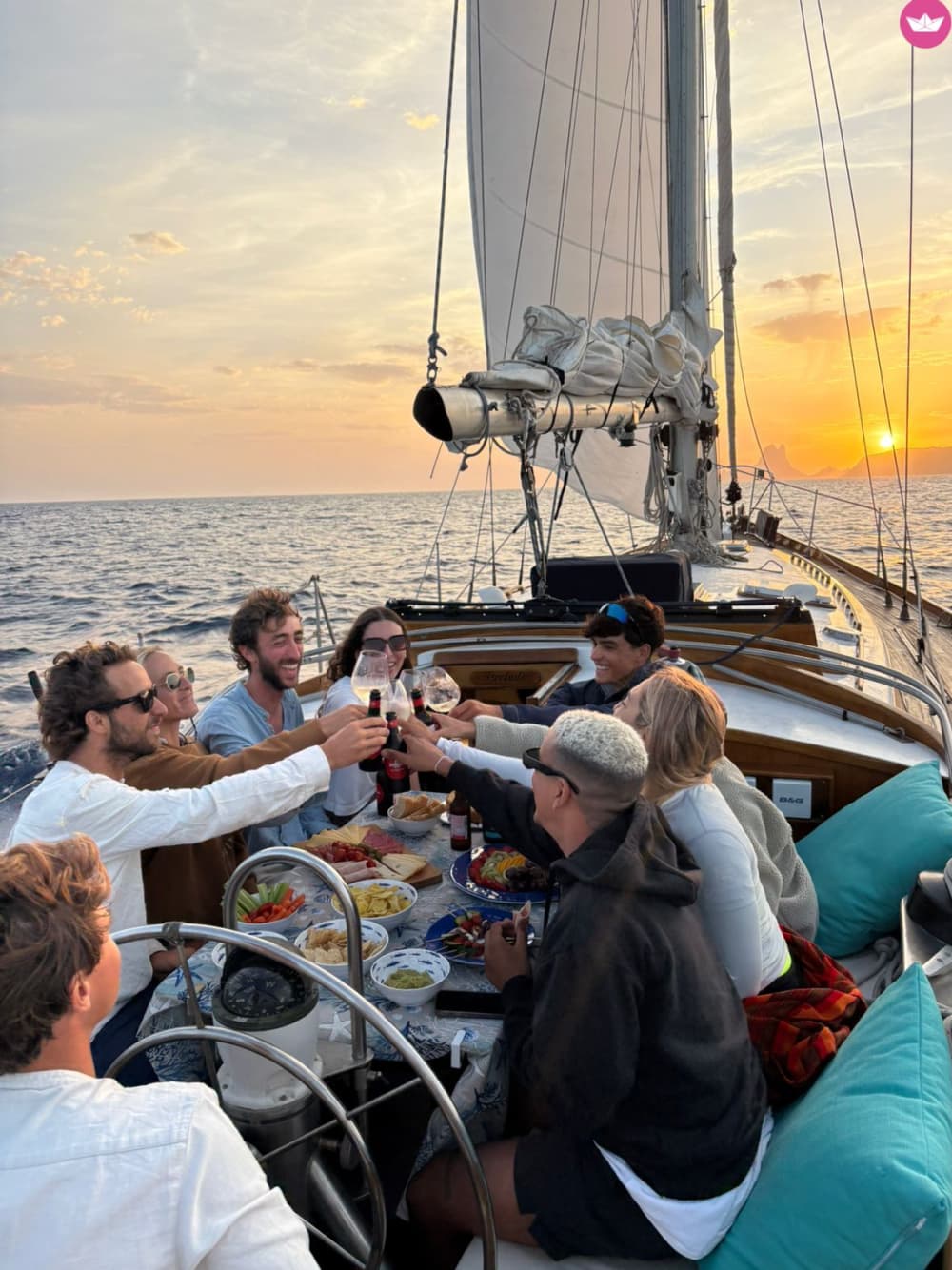 Middag, övernattning och frukost i en hemlig vik med paddelsurfing