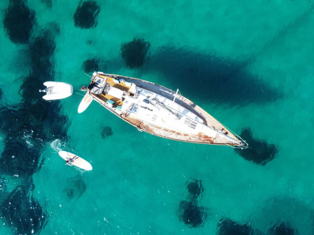 Middag, övernattning och frukost i en hemlig vik med paddelsurfing