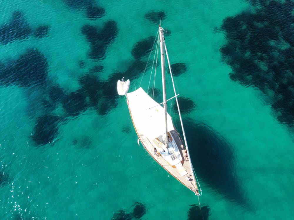 Middag, övernattning och frukost i en hemlig vik med paddelsurfing