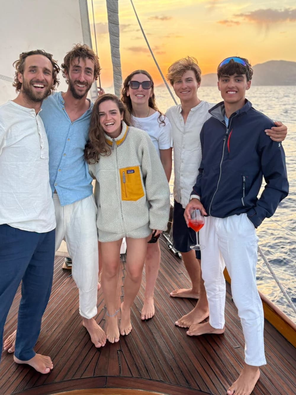 Middag, övernattning och frukost i en hemlig vik med paddelsurfing