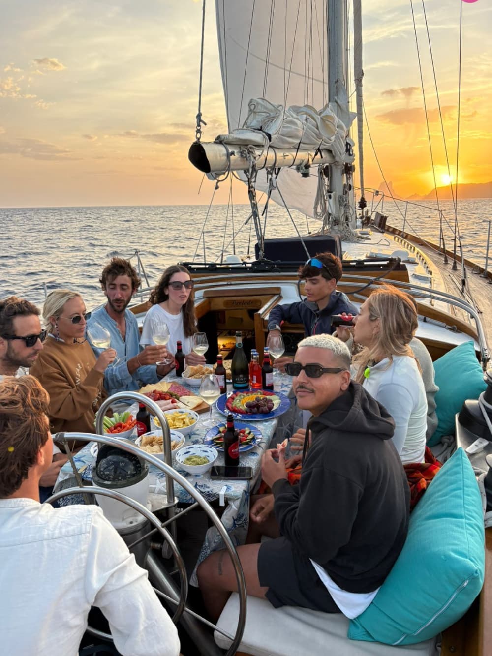 Middag, övernattning och frukost i en hemlig vik med paddelsurfing