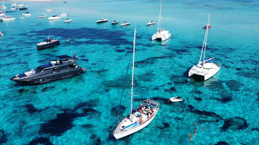Navigation privée vers Formentera et le sud d'Ibiza : une journée entre eaux turquoise et plages immaculées