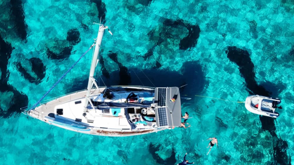 Navigation privée vers Formentera et le sud d'Ibiza : une journée entre eaux turquoise et plages immaculées