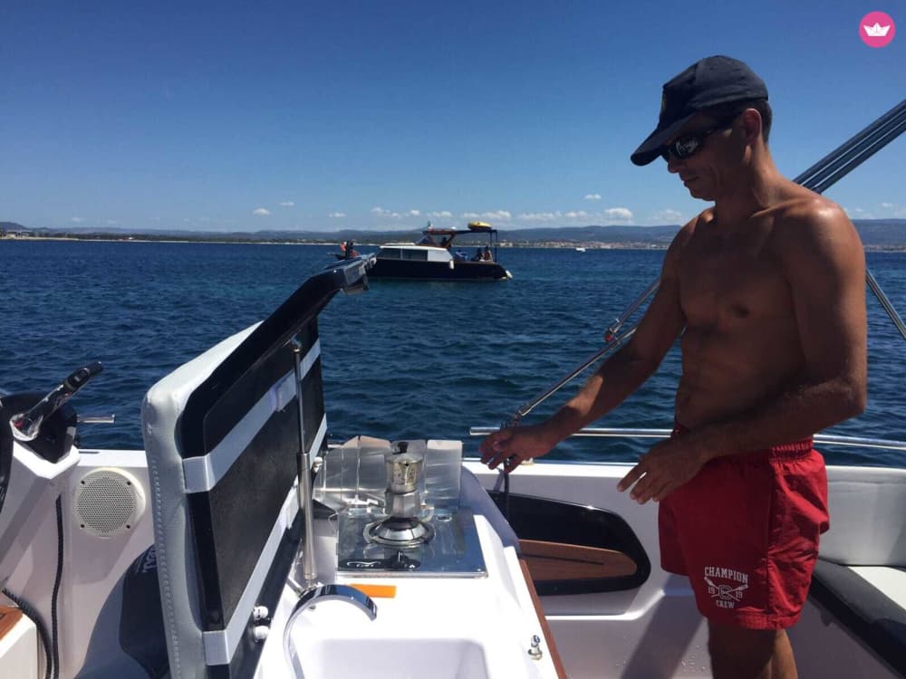 Alghero da Sogno: Un'Avventura Marina Tra Calette e Giganti di Roccia