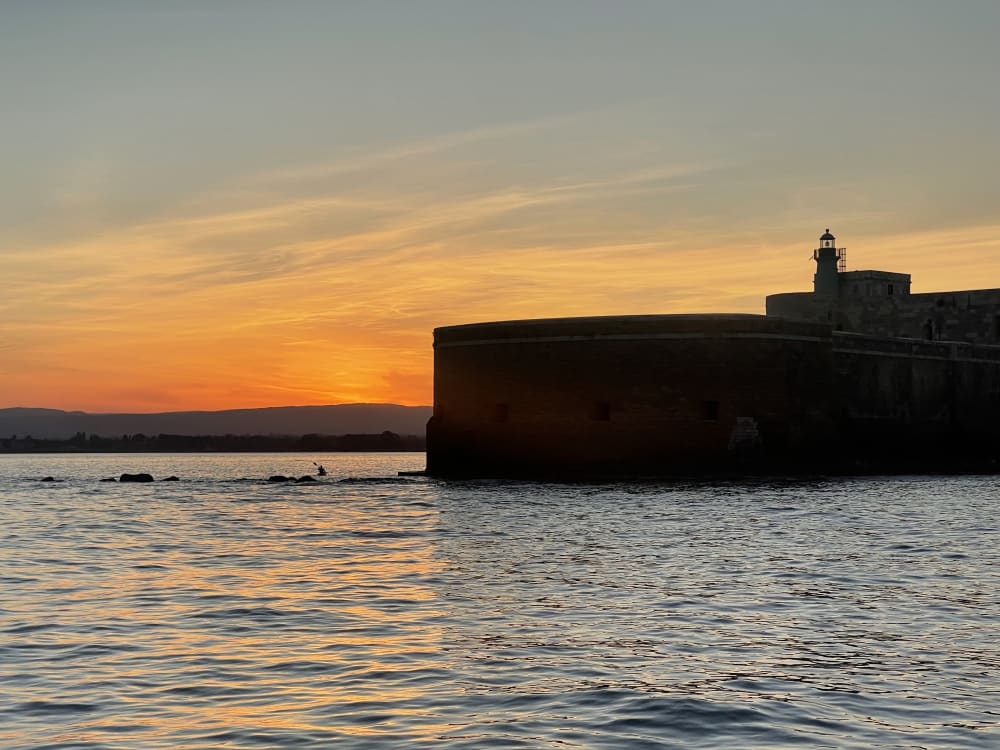 Magia al Tramonto….Aperitivo pomeridiano nell’incantevole scenario del Castello Maniace a Ortigia!