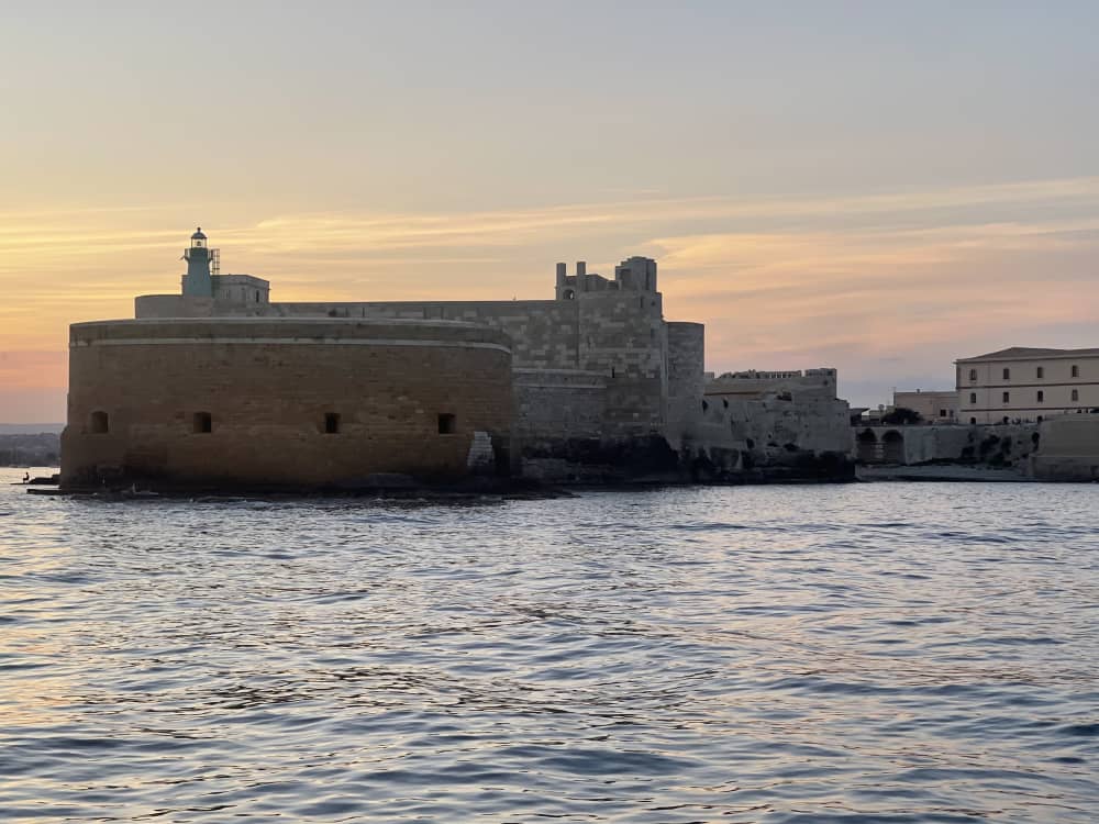 Magia al Tramonto….Aperitivo pomeridiano nell’incantevole scenario del Castello Maniace a Ortigia!