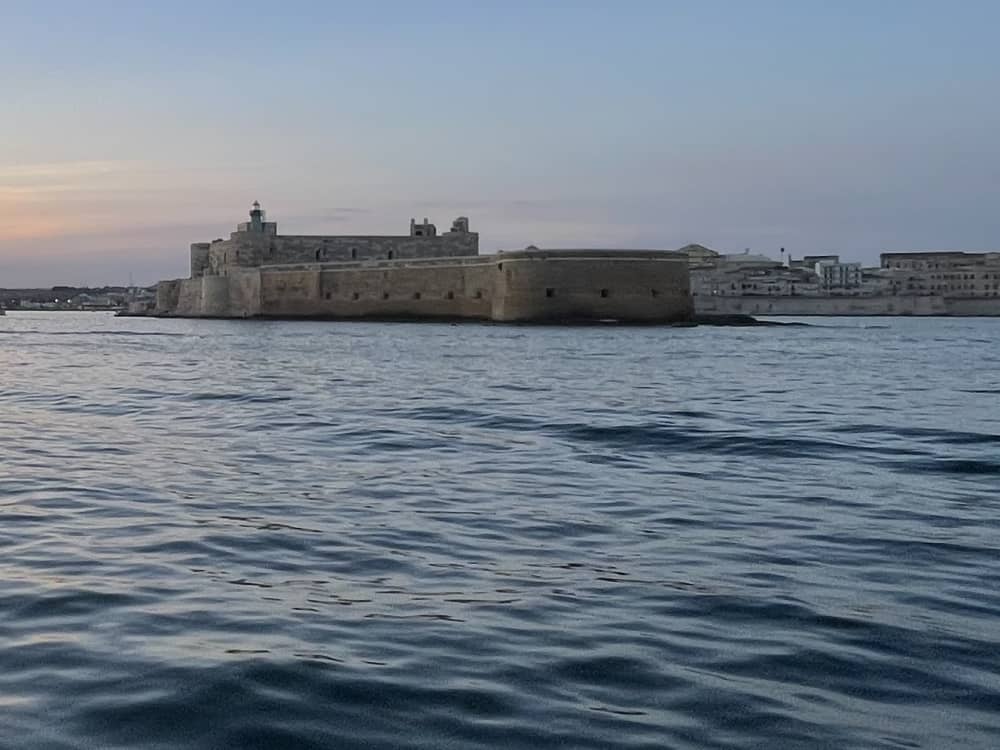 Magia al Tramonto….Aperitivo pomeridiano nell’incantevole scenario del Castello Maniace a Ortigia!