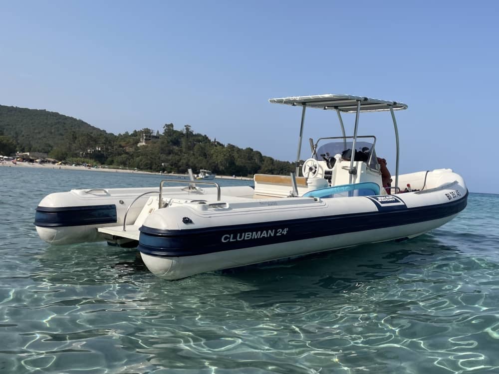 Faites sensation à bord de Favone : votre bateau à moteur privé pour une journée de pur bonheur