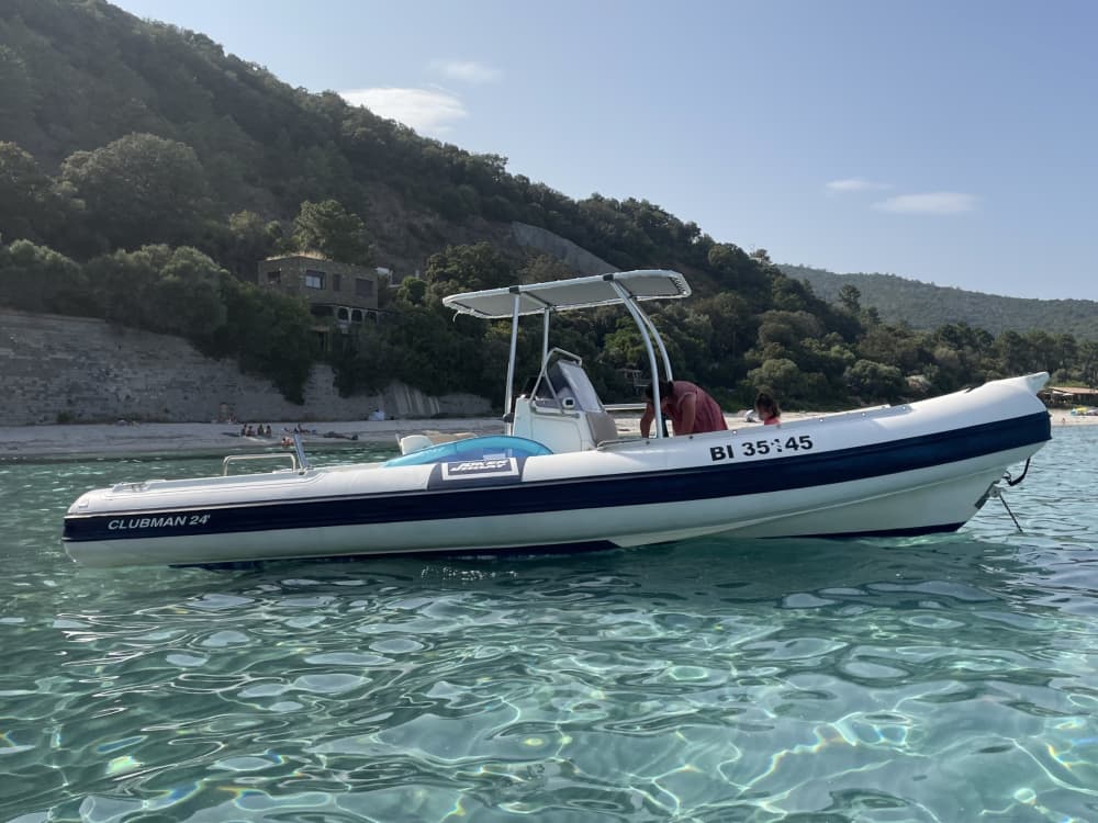 Faites sensation à bord de Favone : votre bateau à moteur privé pour une journée de pur bonheur