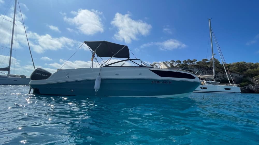Louez un bateau à moteur pour 3h30 de plaisir
