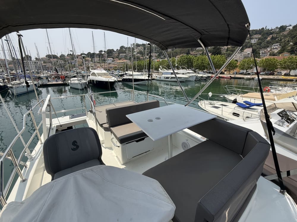 Goditi 4 ore di sole su un motoscafo a Tolone.