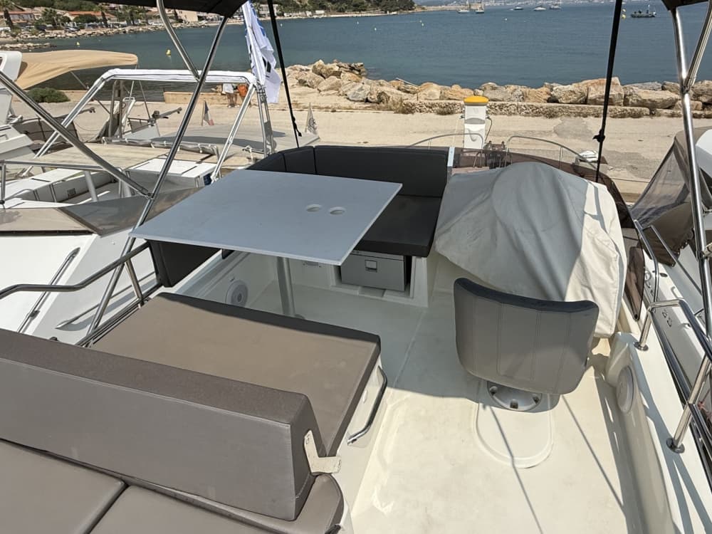 Goditi 4 ore di sole su un motoscafo a Tolone.