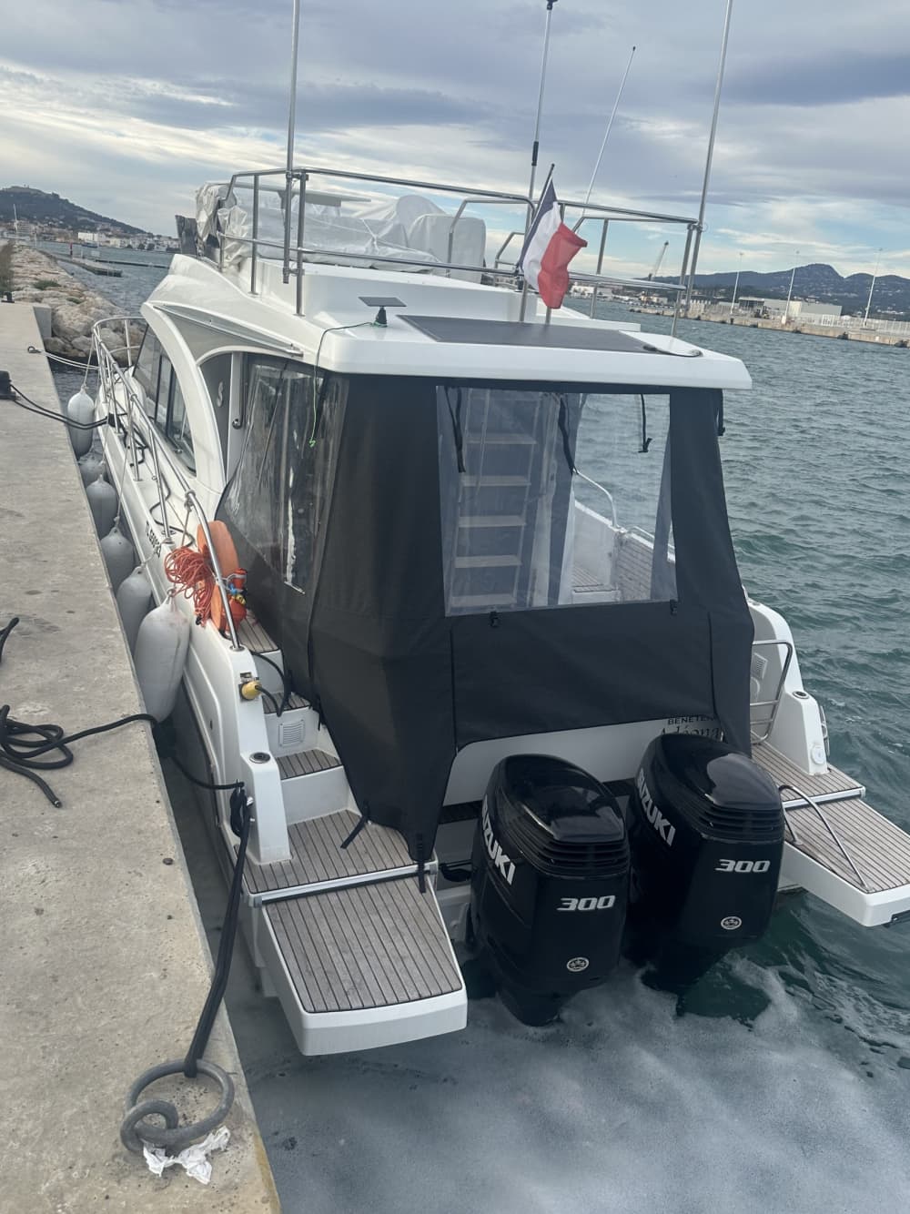 Goditi 4 ore di sole su un motoscafo a Tolone.