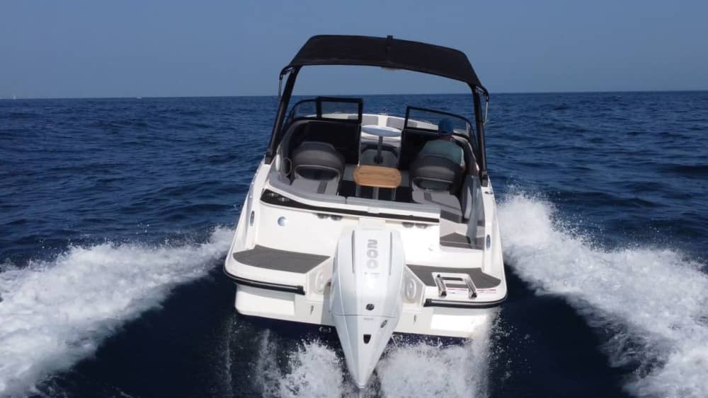 Alquiler de barco de día completo con 2 horas de actividades acuáticas incluidas. Donut, wakeboard y banana boat.