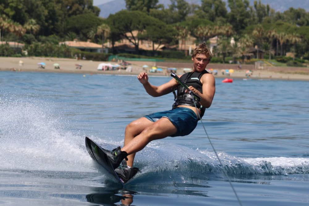 🚤4HS Boat Rental with 1H Water Activities💦 included! 💦
Donut, Wakeboard :)