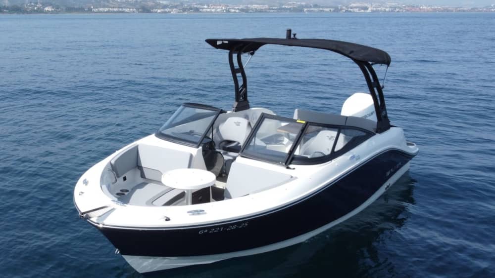 🚤4HS Boat Rental with 1H Water Activities💦 included! 💦
Donut, Wakeboard :)