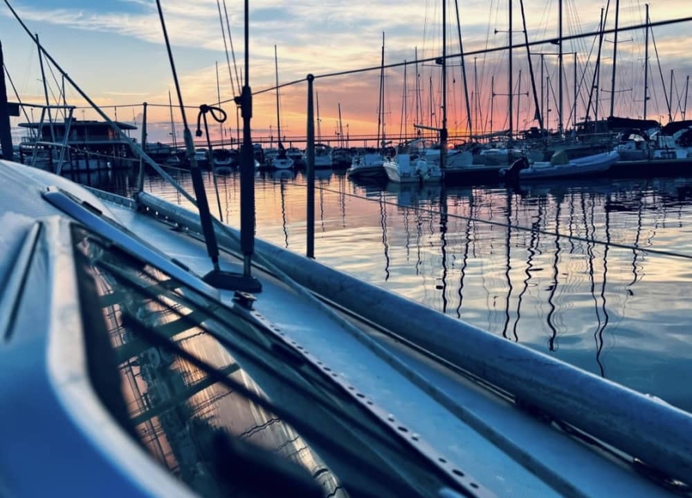 Descubre Cattolica en una excursión de un día completo en velero.