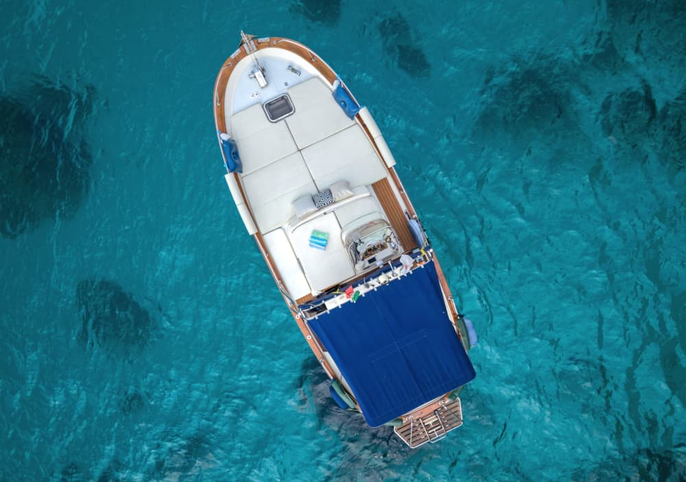 Märchenhaftes Capri: Eine 6-stündige Tour mit einem traditionellen Gozzo-Boot aus Sorrent.