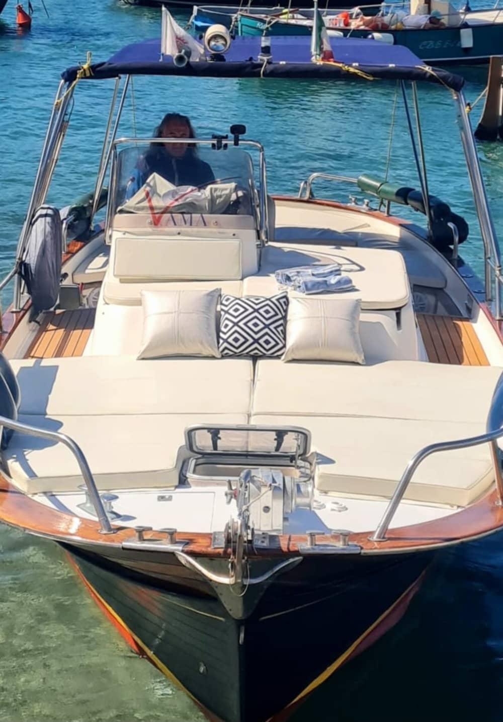 Capri da Favola: Un Tour di 3 Ore a Bordo di un Classico Gozzo Sorrentino