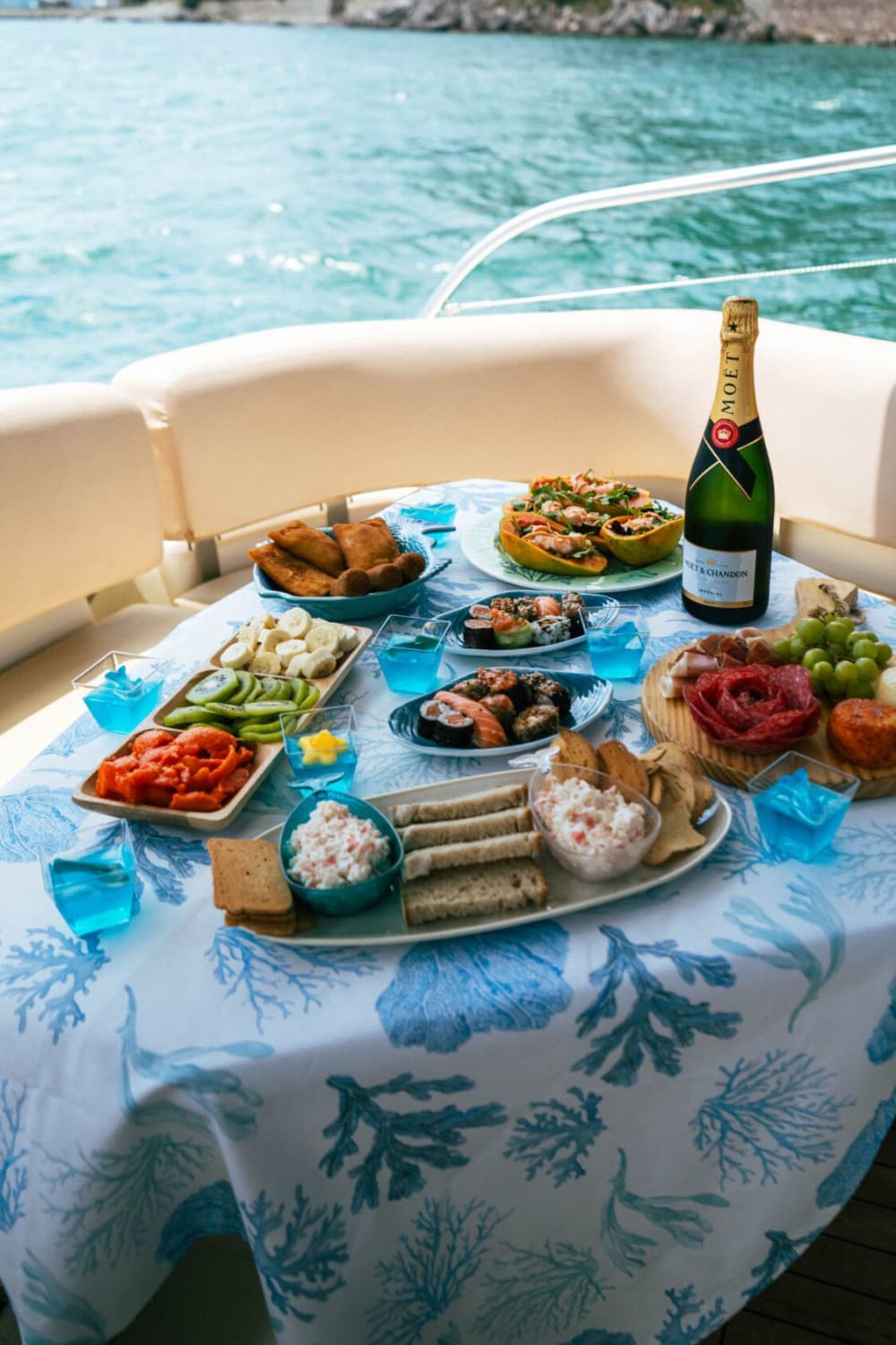 Passeio de barco de 6 horas saindo de Setúbal com opção de espumante e restaurante