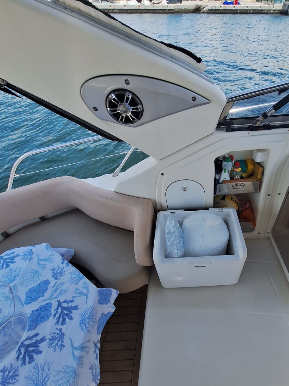 Passeio de barco de 6 horas saindo de Setúbal com opção de espumante e restaurante