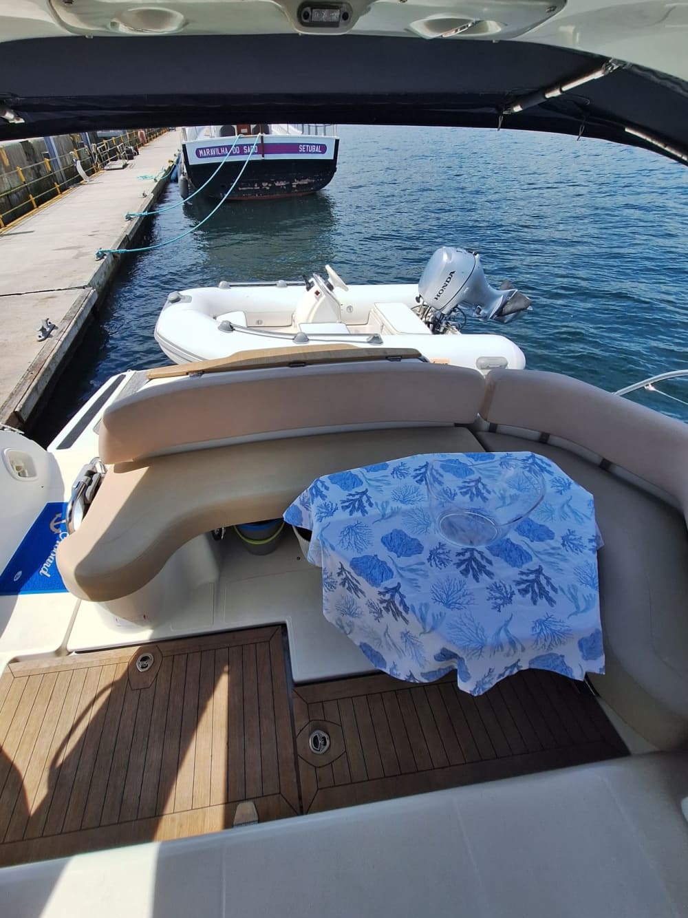 Passeio de barco de 6 horas saindo de Setúbal com opção de espumante e restaurante