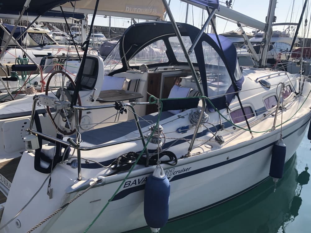 Escursione privata in barca a vela di 8 ore e 30 minuti ad Antibes.