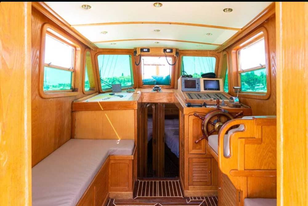 Naviguer avec les dieux : une journée à la découverte de Spetses en bateau à moteur