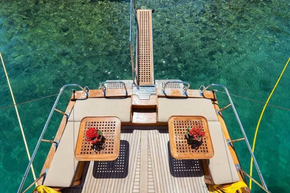 Naviguer avec les dieux : une journée à la découverte de Spetses en bateau à moteur