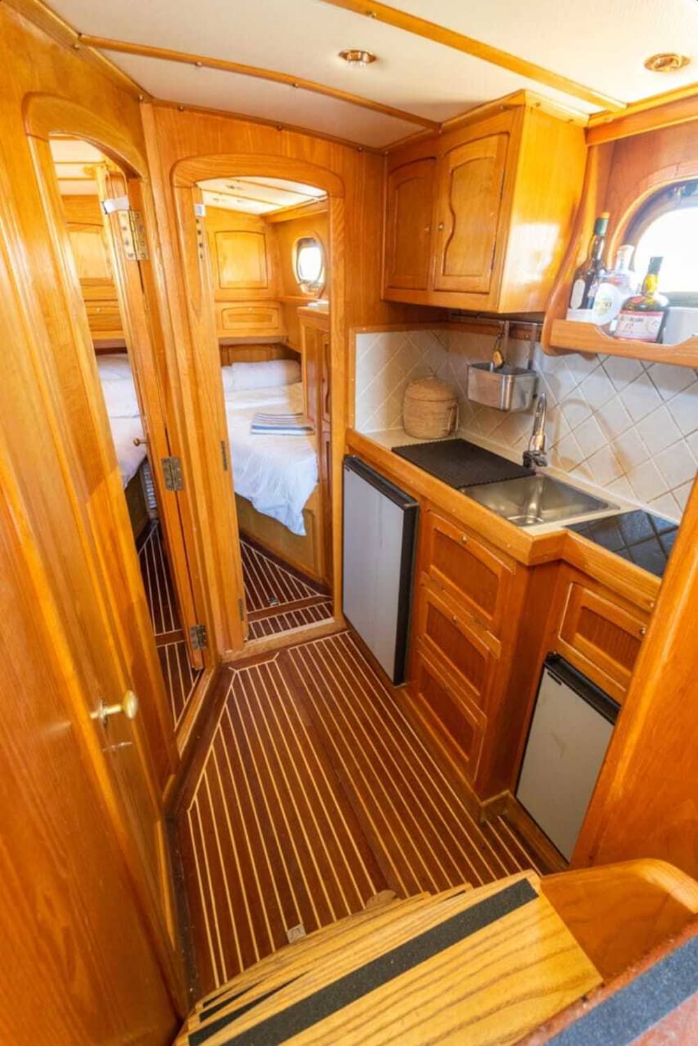 Naviguer avec les dieux : une journée à la découverte de Spetses en bateau à moteur