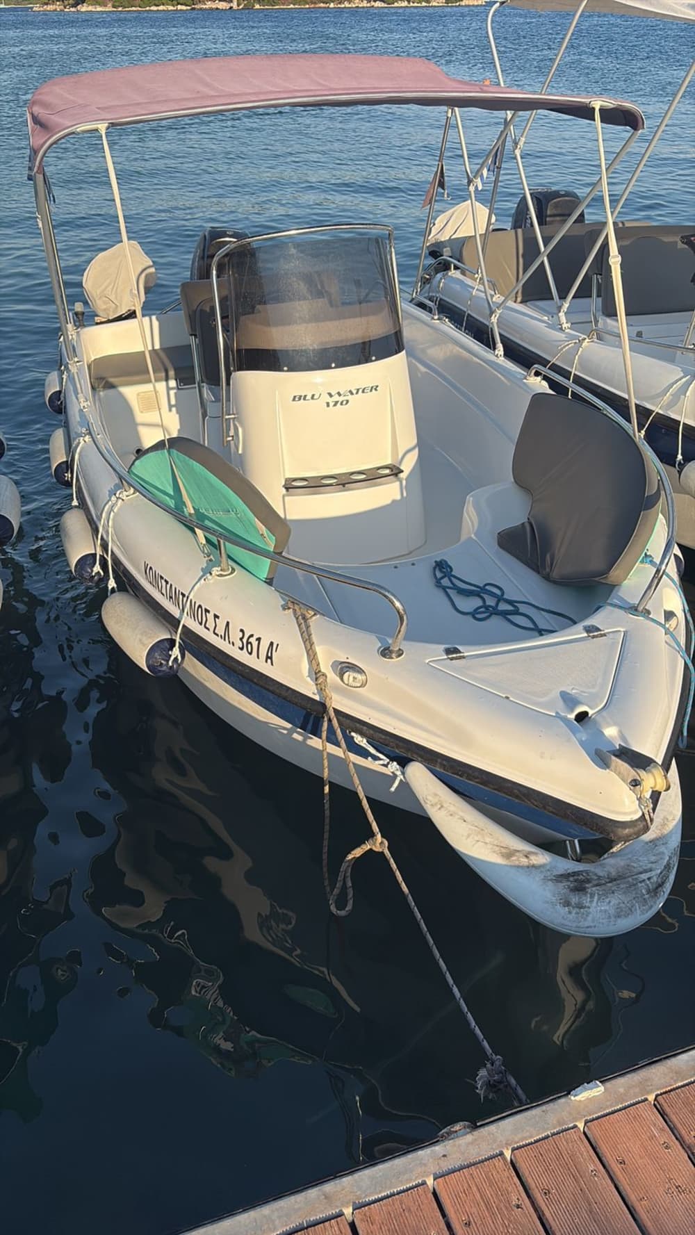 Barca ta privată cu motor pentru o zi în jurul orașului Lefkada