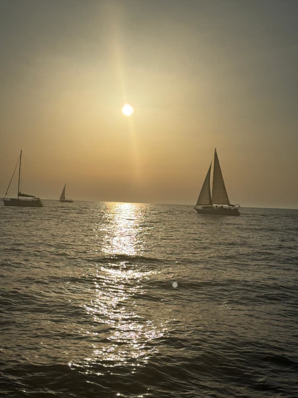 Golden Hour Escape: Sunset Sailing Experience to Dia Island