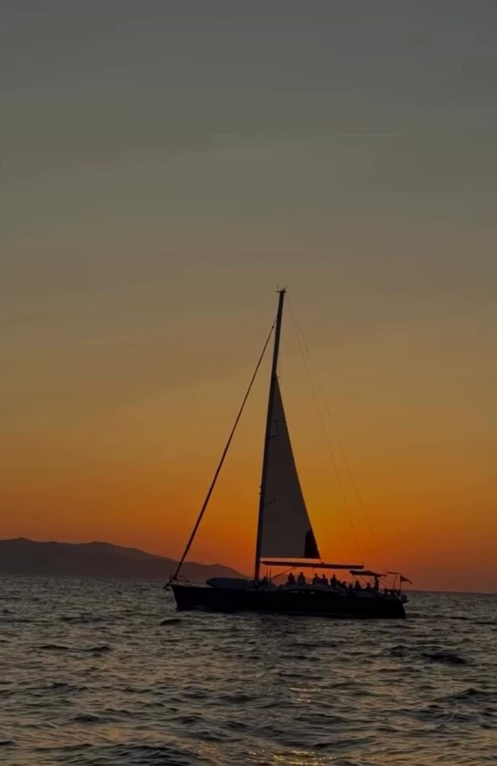 Golden Hour Escape: Sunset Sailing Experience to Dia Island