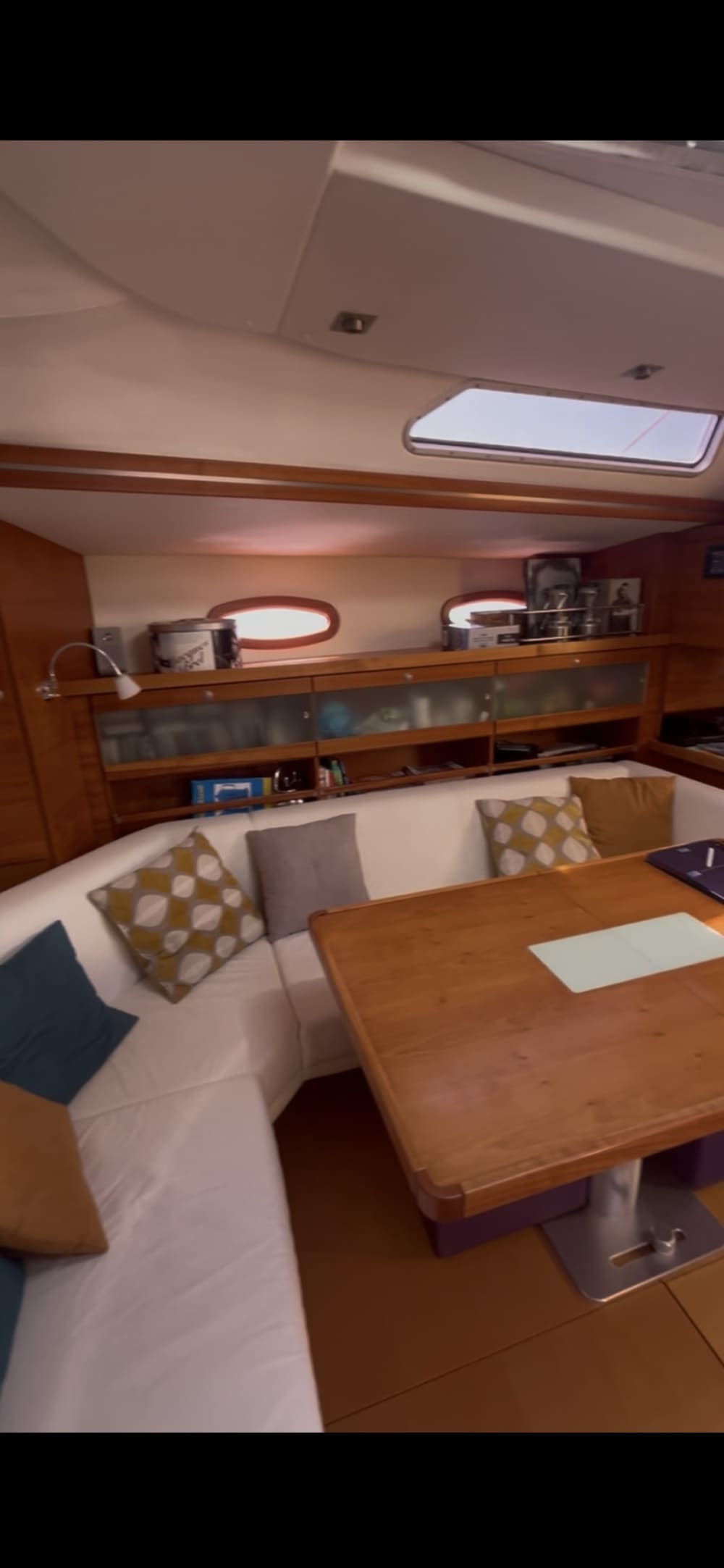 Esplora Bonifacio e goditi un'intera giornata di navigazione a bordo di una barca a vela.