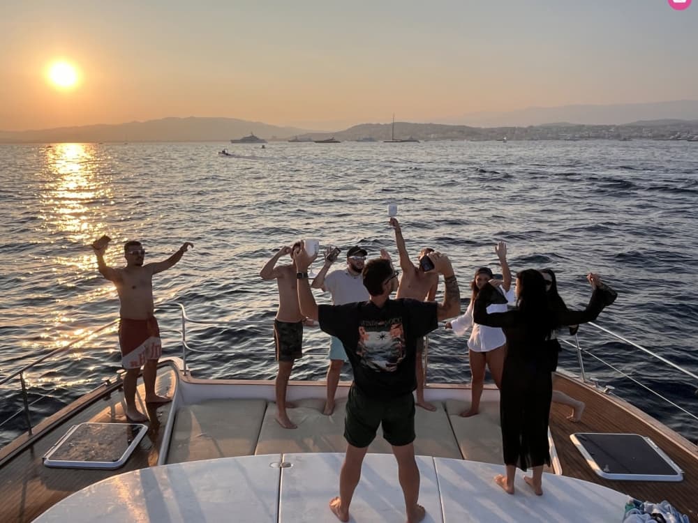 Heading for the Côte d’Azur: luxury, swimming and champagne on board