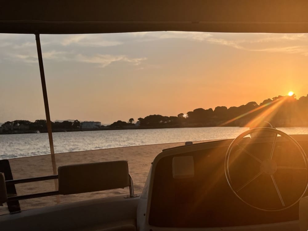 Heading for the Côte d’Azur: luxury, swimming and champagne on board