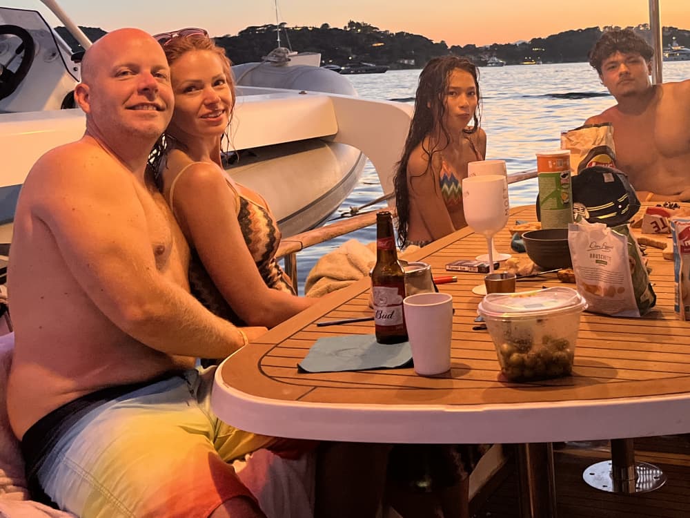 Zachód słońca nad wodą: magia Morza Śródziemnego katamaranem