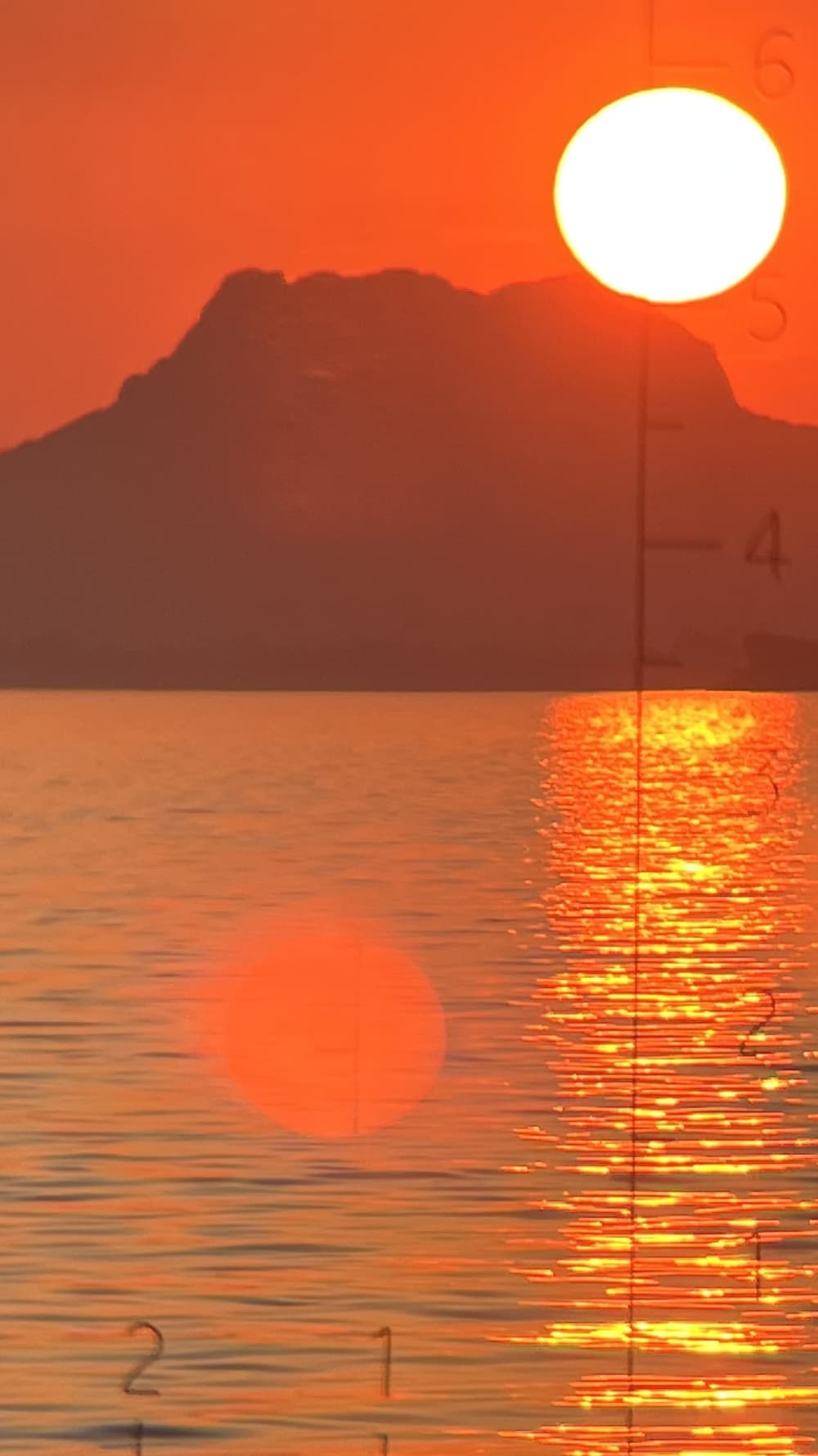 Zachód słońca nad wodą: magia Morza Śródziemnego katamaranem